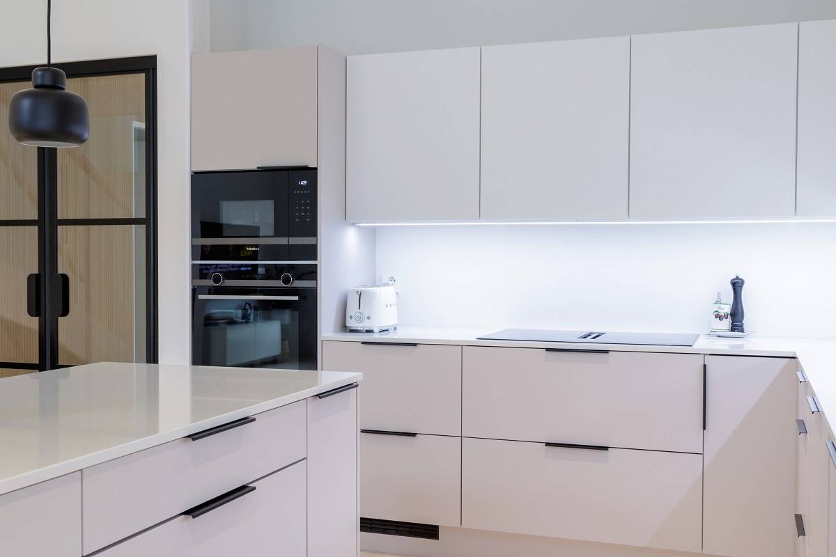 Comptoir de cuisine avec bande LED puissante à température de couleur réglable. Le ruban a une teinte froide © LedStore.fi